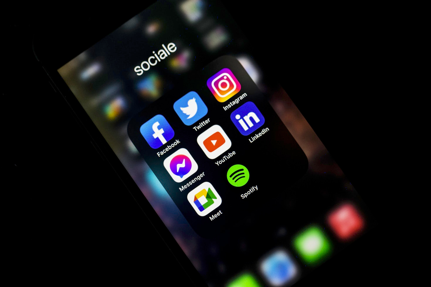 Level Up Your Look: The Best Free Tools for Customizing Social Media Covers